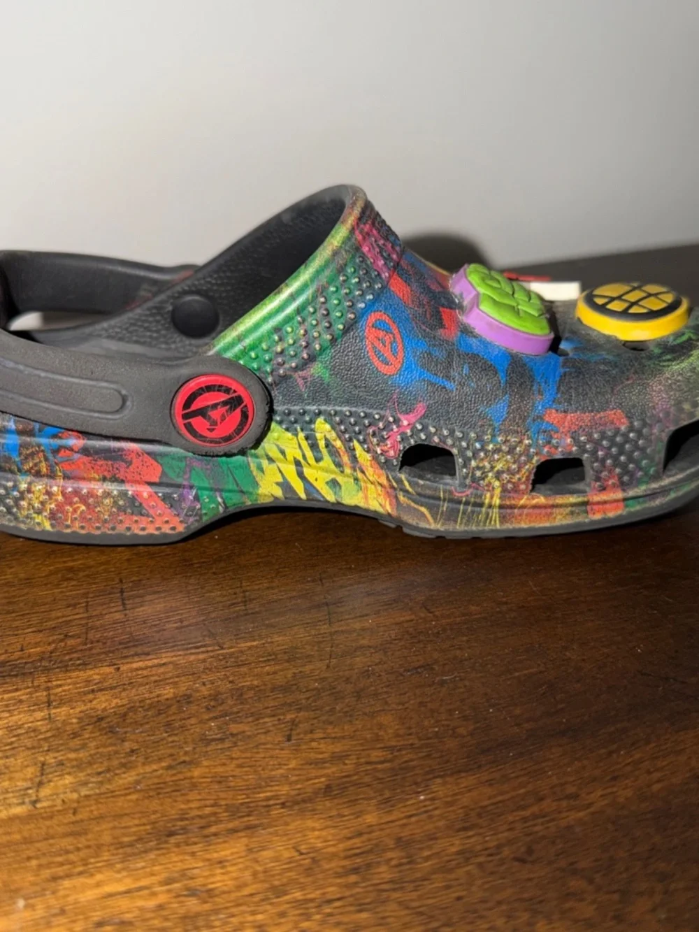 Crocs Marvel Avengers Unisex Kids w/ Marvel Symbol Charms Graffiti Style Sz C 11